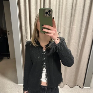 Kavaj/kofta från IRO🖤 - Svart kavaj/kofta från IRO med fransar vid armar och kanter! Storlek S. Ordinarie pris 5200kr 🖤