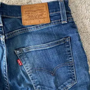 Super snygga lowrise, lite tightare Levis jeans!💓   W28 L32 