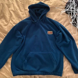 Blå Aspen Fleece Hoodie - Slutsåld tröja Skick: 9/10 Storlek: S 