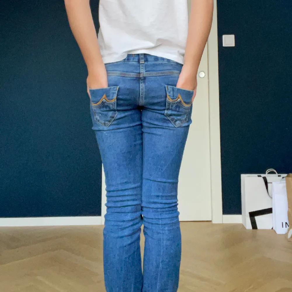 Säljer mina jätte fina LTB jeans som är köpta från Zalando, nypris 779kr. Har klippt hålen själv och kontakta om man har mer frågor 💕pris kan diskuteras. Jeans & Byxor.