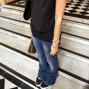 Jeans - SUPER snygga värkligen!❣️❣️midjemått när dem ligger ner: 40, Innerbens längd: 84 💓💓