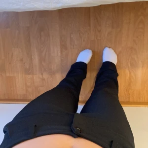 Lågmidjade kostymbyxor  - Lågmidjade kostymbyxor från lager157. Använda nån enstaka gång.