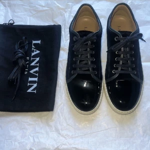 Lanvins  - Säljer ett par marinblå lanvins i storlek UK11, cond 9,5/10 använda en gång. Kommer med dustbags och extra snören