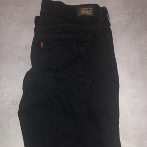 Levis 505 31/32 - Levis 505 8/10 skick dom här för tighta i midjan för mig är 185cm och 70kg