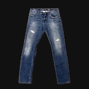 REGULAR SLIM JEANS MED SLITNINGAR  - Den perfekta passformen och med snygga slitningar. Hör av er vid frågor och för mått! 