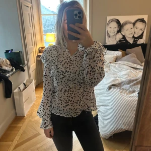 Blus  - Super fin blus från oasis, den är i stolek 12 vilket motsvarar M/L men den är rätt så liten i stoleken!  Köpt för länge sen men inte kommit till användning.  Pris kan diskuteras 💝