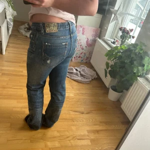 tommy helfigur - helfigur jeans som är vi väldigt bra skick ❤️ Anledning till att jag säljer dem är för att jag inte får användning för dem💞 pris kan såklart gå att diskuteras, jag är ungefär 153