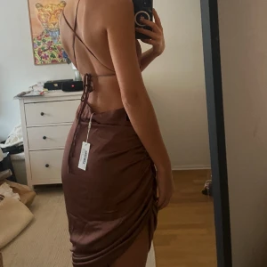 Klänning med öppen rygg - Helt oanvänd endast testad, lappen kvar. Köpt från Nelly, super fin med glansigt material💗