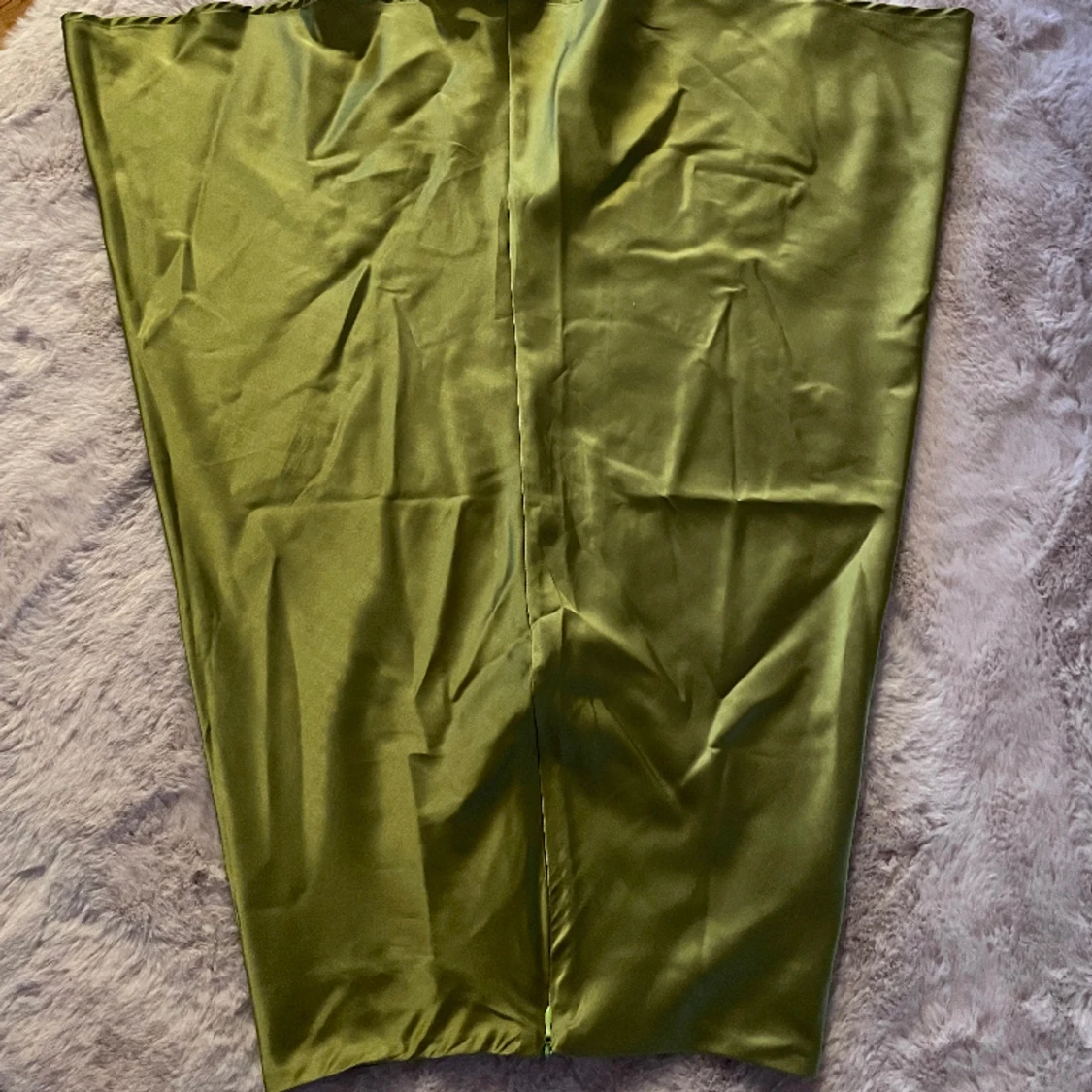 Säljer denna snygga olivgröna satin kjolen! Storlek S!😻 - 91