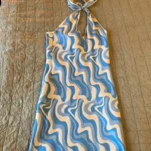 Klänning - Klänning från Gina i Stl M (passar även som S) bra i skick och fortfarande fin. Säljer för 100kr