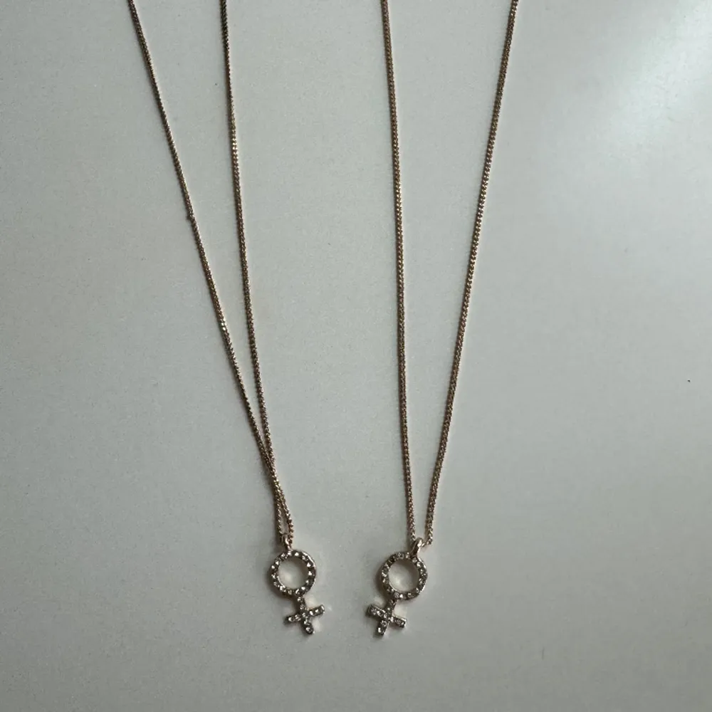 Säljer dessa helt oanvända halsbanden köpta från uropenn💕 skit snygga, men inte riktigt min stil. Säljer 1 för 35kr eller båda för 50kr🌸 Passa på!! Hojta till för frågor.. Accessoarer.