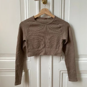Aimn espresso ribbed seamless tröja  - Aimn ribbed seamless croppad långärmad tröja i färgen ”espresso” i storlek M. Säljes pga jag har för mycket träningskläder. Använd fåtal gånger så jättefint skick! Ordinarie pris 549 kr. 🤎