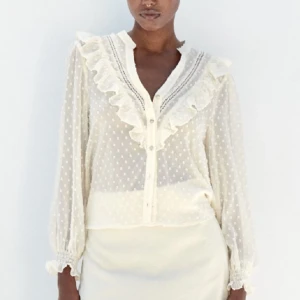 Zara Blus - Säljer denna populära Zara blusen i storlek XS (passar även S). Använd ca 3 gånger så den är i toppskick!!💞💞 Den är naturvit i färgen och passar till nästan allt❤️‍🔥 