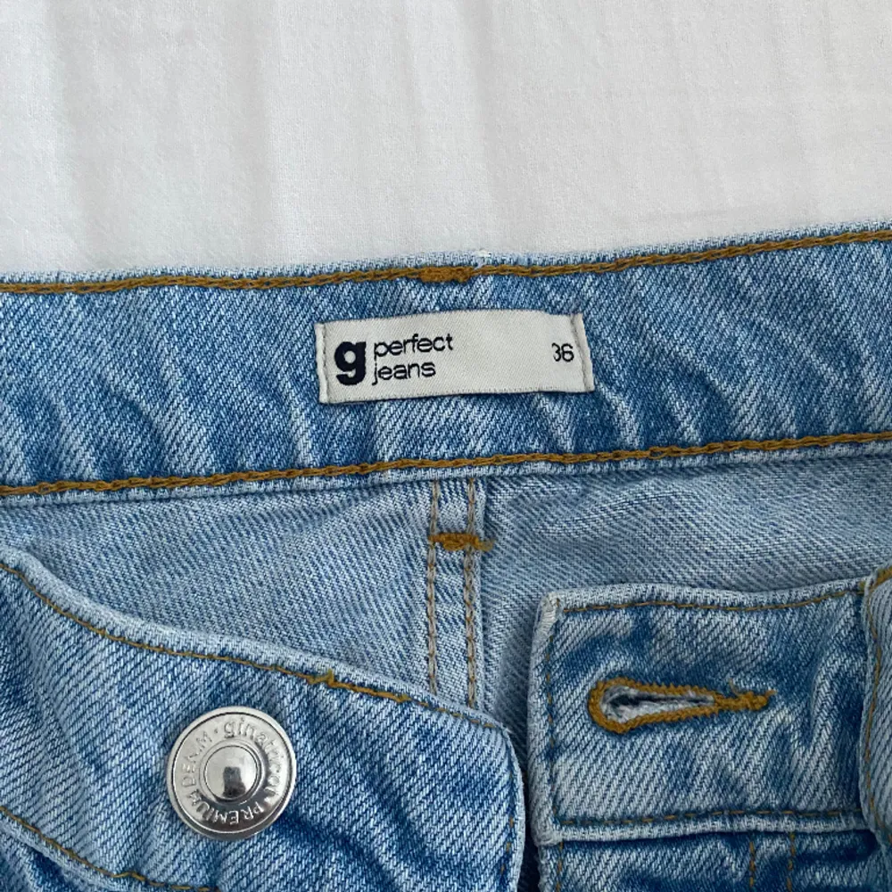 Säljer mina Gina jeans med sluta nedtill💕 . Jeans & Byxor.