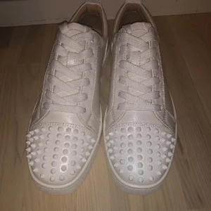 Christian Louboutin  - Vita loubs som passar på både tjejer och killar. De är i storlek 43