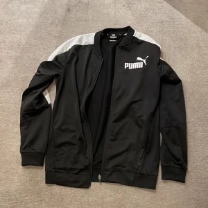 Puma kofta  - Det är en svartvit pumakofta med storleken XS 