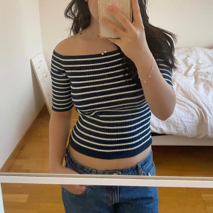 Tröja  - Snygg off shoulder tröja från Zara i bra skick! Skriv om ni har frågor💞