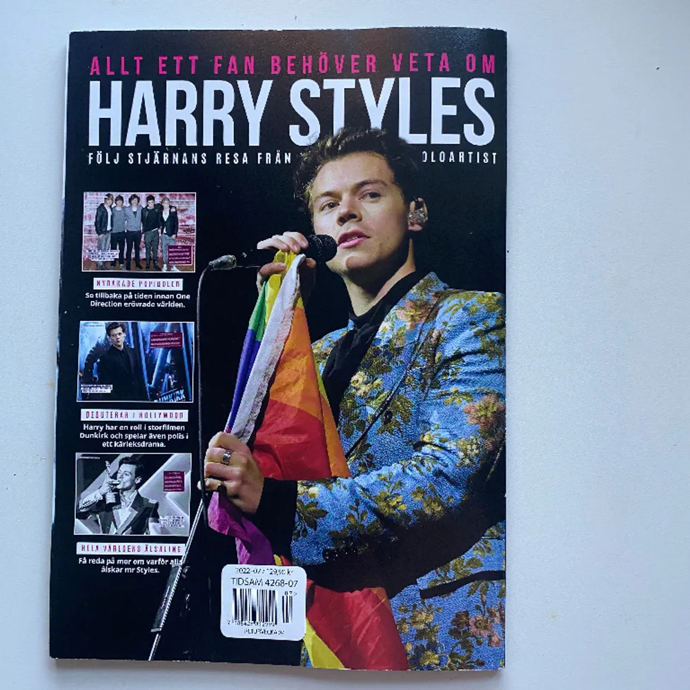 säljer min Harry styles tidning då jag redan har en likadan💗 kommer med några posters🪩💋. Övrigt.