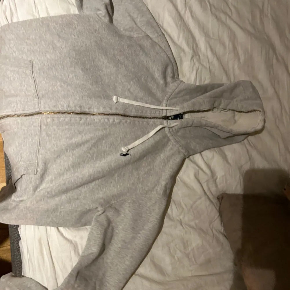 Säljer raulph lauren hoodie  Som sätt p bild är den lite trasig i luvan  Pris:350kr. Hoodies.