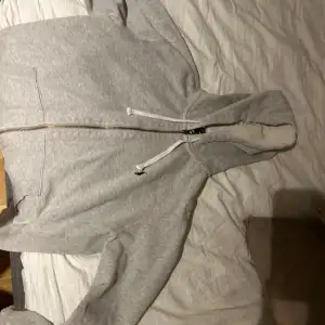 Säljer raulph lauren hoodie  Som sätt p bild är den lite trasig i luvan  Pris:350kr