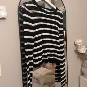 Randig topp - Populär o fin tropp från zara. Storlek L men väldigt liten i storlek passar bra på mig som brukar ha S/M. Den är i nyskick då jag inte tycker att jag passar i randigt så de är därför jag säljer🤍