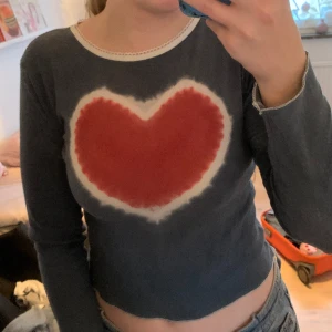 pretties venice hjärttröja  - jag säljer denna jättefina hjärttröja från pretties venice❤️den är storlek S och i superfint skick! nypris är ungefär 900kr🫶