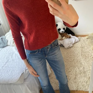 Skön och höstig stickad tröja!🤍 - Stickad tröja i röd/orange som knappt är använd , jätte skönt material!