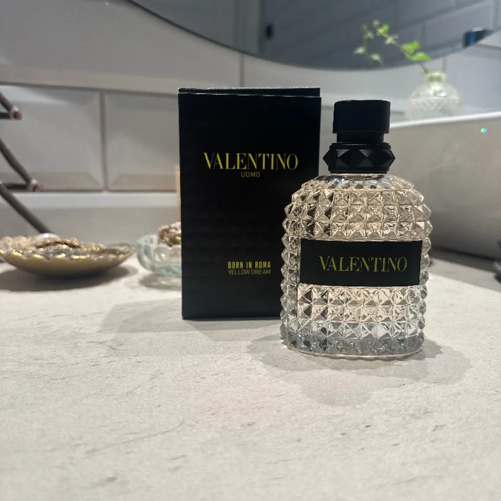 Säljer denna herrperfym från Valentino då jag fick fel i julklapp😅. Sprillans ny & luktar gott😍😍  Köparen betalar ev frakt 🚚 . Accessoarer.
