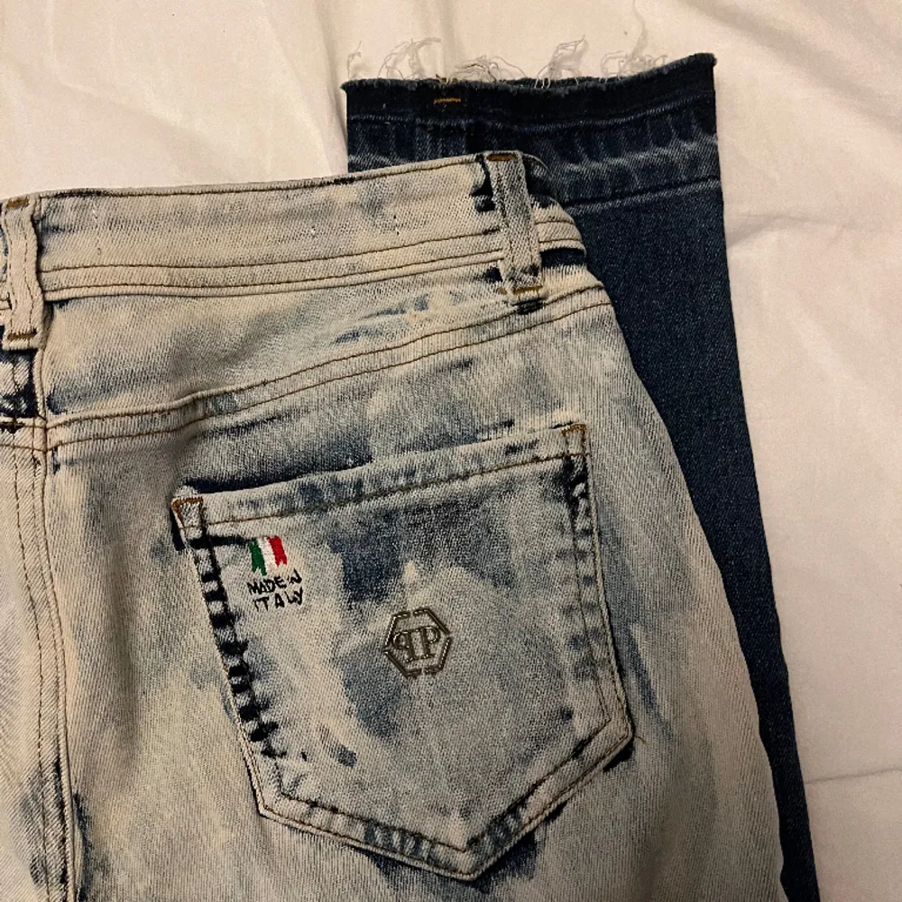 Jeans helt nya med prislapp, fina detaljer i storlek s passar även xs. Fler bilder finns.. Jeans & Byxor.