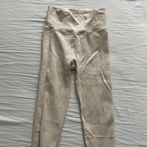 Stronger tights - Storlek S (ribbade och stretchiga). Knappt använda. Ljusbeige färg. Höga i midjan. Squat proof (syns inte igenom). 