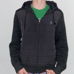 Ralp Lauren cardigan  - Säljer nu min galet snygga Ralph Lauren cardigan. Skick 9/10, väldigt bra skick. Nypris omkring 2500, mitt pris endast 1199kr! Hör av er om funderingar.