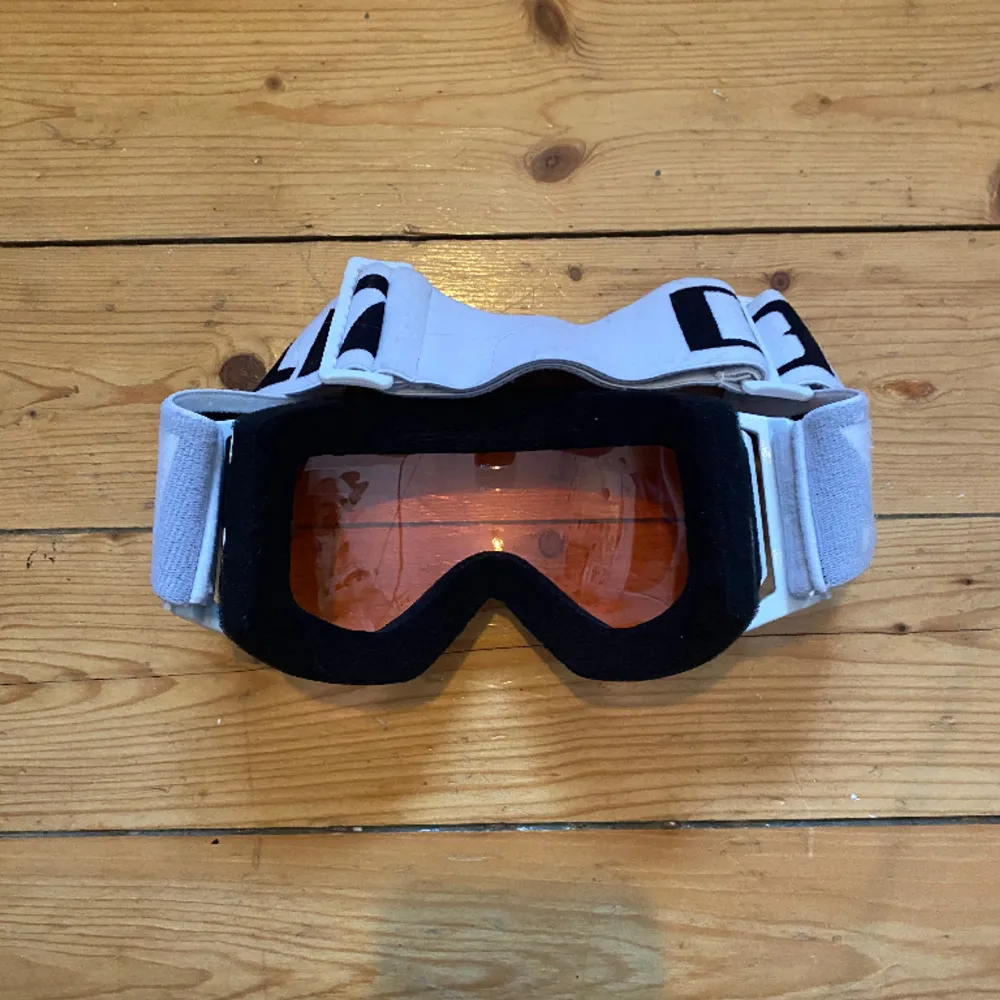Skidglasögonen är använda mycket men dem är i väldigt bra skick och fortfarande väldigt fina. De funkar väldigt bra i backen mot solljus och vind.😊⛷️Det står ingen storlek, men dem är lite mindre än ett par för vuxna.☺️. Asusteet.