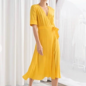 Somrig klänning från & Other Stories  - Superfin klänning från & Other Stories. Använd men i fint skick. Storlek 34. ( egna bilder kan självklart tas)