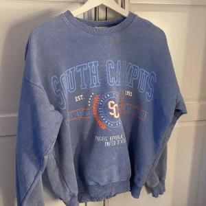 Blå sweatshirt med tryck  - Snygg tröja med tryck, storlek Xs men passar mig som är S/M😊  Det är bara att skriva för fler bilder💕