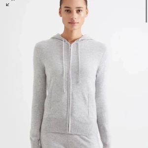 Kashmir luvtröja  - 100% Kashmir luvtröja ifrån Davida som är en liknande som soft goat. De är identiska, ursprungspriset är 2599