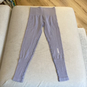 Gymshark tights - Gråblå tights från gymshark perfekta för att gå runt i hemma. Tightsen har en liten fläck på ena benet som kommer från blekning, se bild 3. 