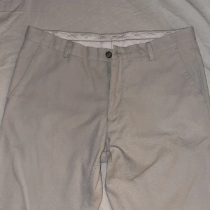 Byxor från Riley - Byxorna är använda några gånger. Är i bra skick och helt utan fläckar etc. Storlek: W34 och L32, känns mindre i storlek 