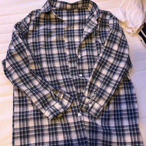 Cover up skjorta - Blå rutig Skjorta från SHEIN, jättenajs att ha som cover up på tex stranden. Använd ett fåtal gånger. 100% bomull