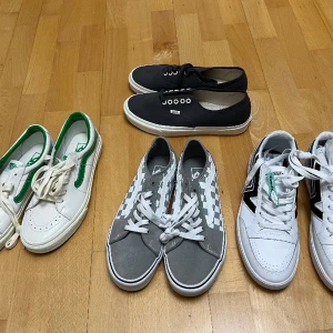 Helt nya Sample sale Vans storlek 42  - Helt nya vans skor köpta på sample sale i Göteborg, fick inga boxar med köpet.  Alla fyra är storlek 42  Pris kan diskuteras vid köp av fler än ett par.
