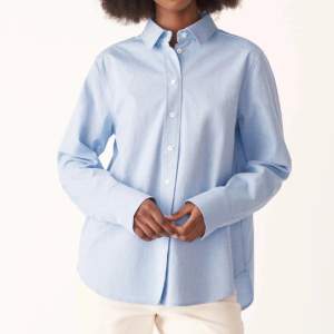 Jättefin blå skjorta från Carin Wester, storlek 36.