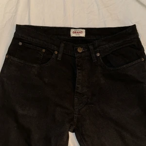 Jeans från GANT - Ett par svarta Regular Fit jeans från Gant 