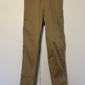 Beige chinos - Säljer ett par beige chinos från märket Adnym Atelier! Dessa har storleken 29L, rekommenderar deras storleksguide för jämförelse. En kortare modell som slutar lite efter ankeln på mig som är 180cm, vilket gör för en perfekt sommarbyxa! Tar bud, nypris1600