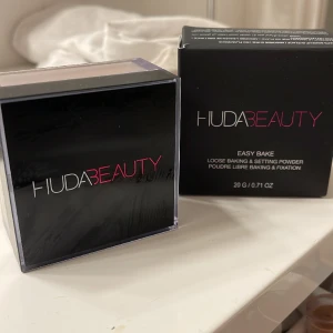 Huda beauty  - Helt ny, har bara testat en gång men inprincip helt ny!  Ny pris 499kr I färgen banana bread 