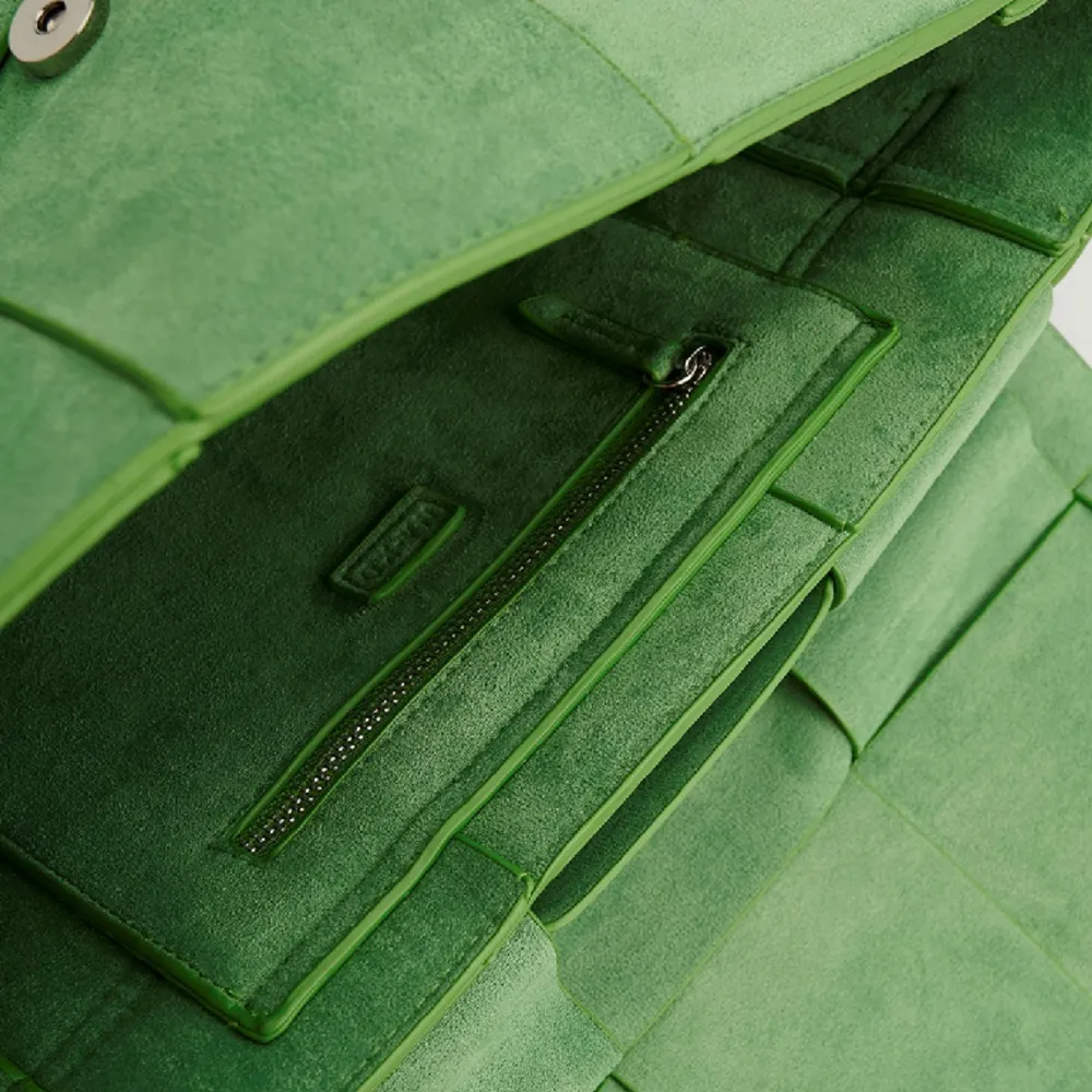 Grön väska i ett mocka liknande material. Super fin i super bra skick 💚. Väskor.