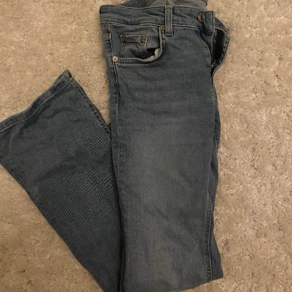 Lågmidjade bootcutjeans i S från lager 157💕 Dem är helt oanvända men lappen är tyvärr borta då dem är tvättade en gång eftersom jag tänkte behållt dem och klippt av dem då byxorna är för långa på mig😊. Jeans & Byxor.