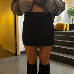 Kostymkjol - ASCOOL kostym kjol i nyskick!! Kan även användas som topp😍Nypris 499