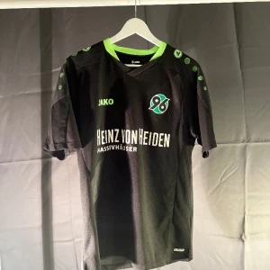 Hannover 96 tröja - Retro Jankover 96 tröja till ett riktigt bra pris. 10/10 skick.