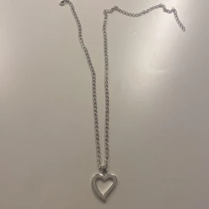 Hjärt halsband  - Jätte fint halsband som inte går till användning pågrund av att jag har bytt till guldsmycken