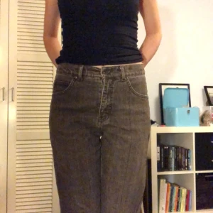 Bruna jeans  - Bruna ganska högmidjade jeans som jag köpt secondhand på röda korset. Bra skick!  