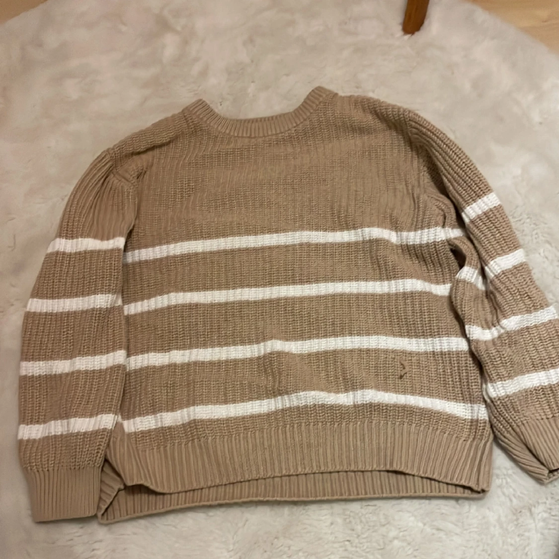 Fin randig baströja